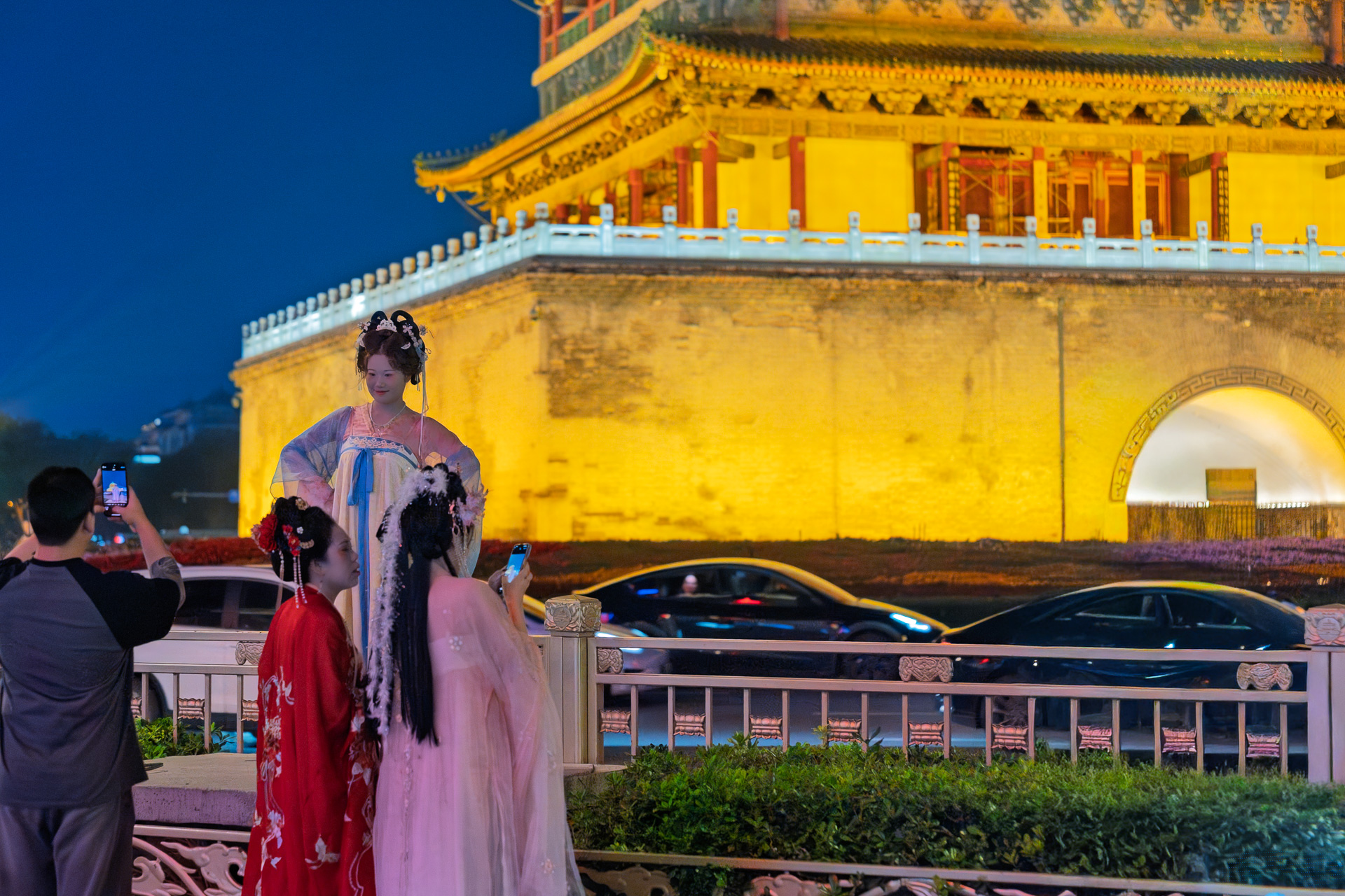 Photography with girls in Hanfu at the Bell Tower