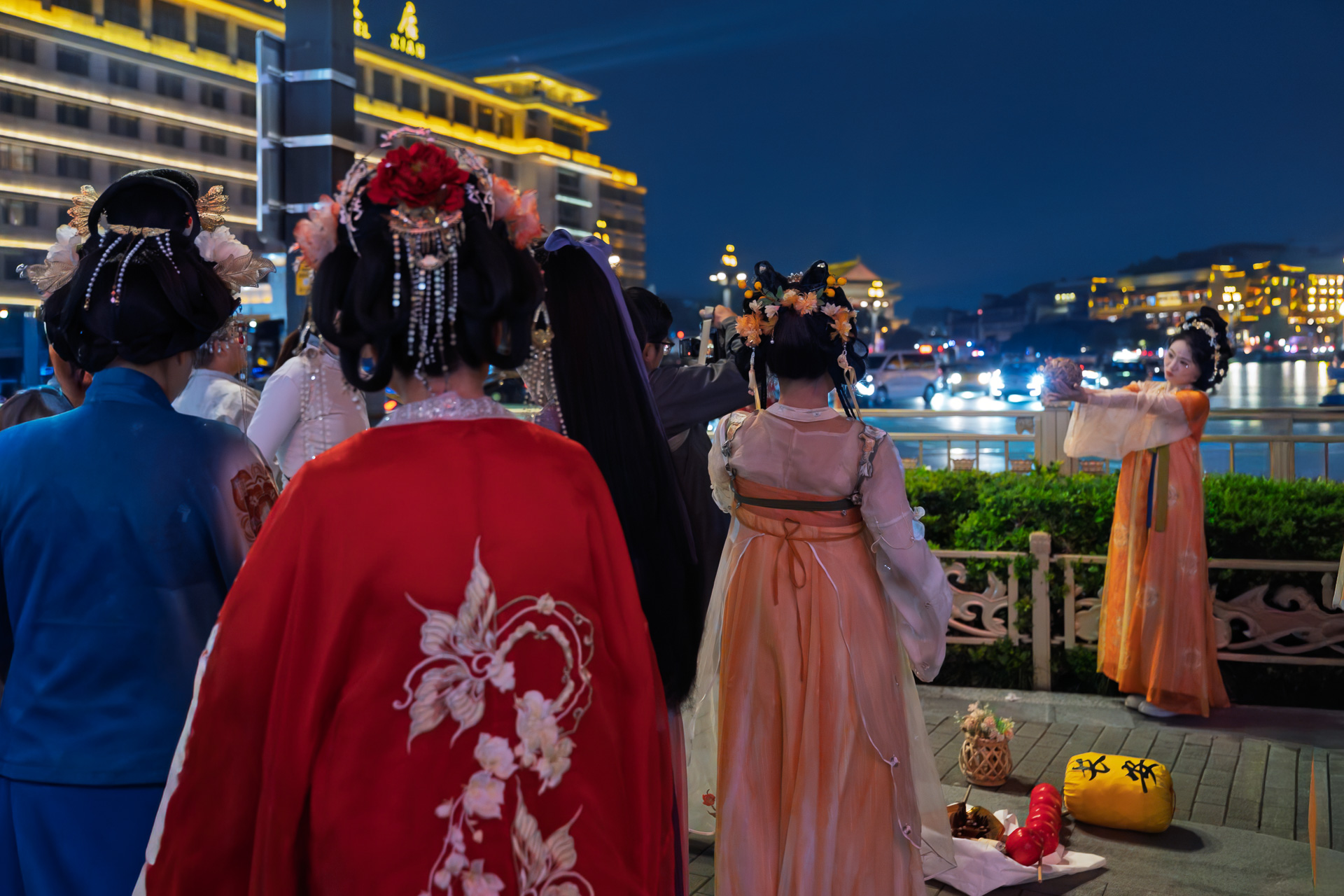 Girls in Hanfu wait their turns for the photographer