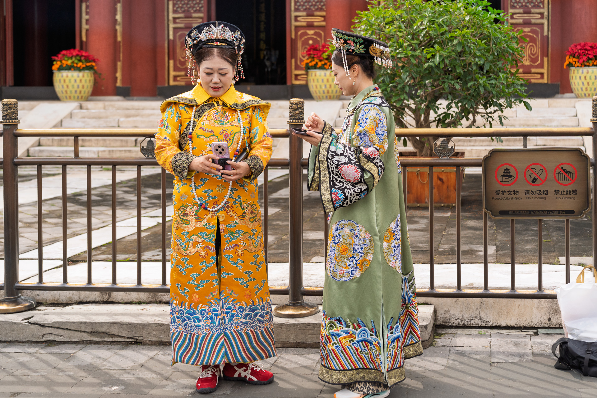 Girls in Hanfu in front of the Hall of benevolence and Longevity (where the Emperor managed State Affairs