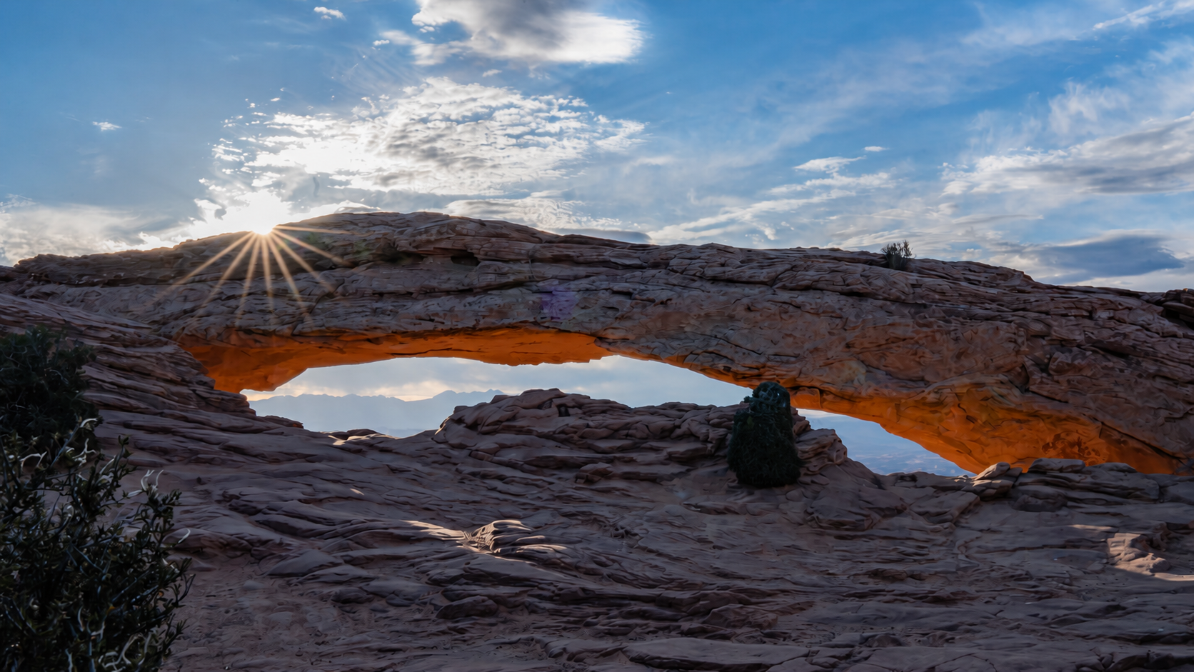 Canyonlands-National-Park Starburst on Mesa Arch.